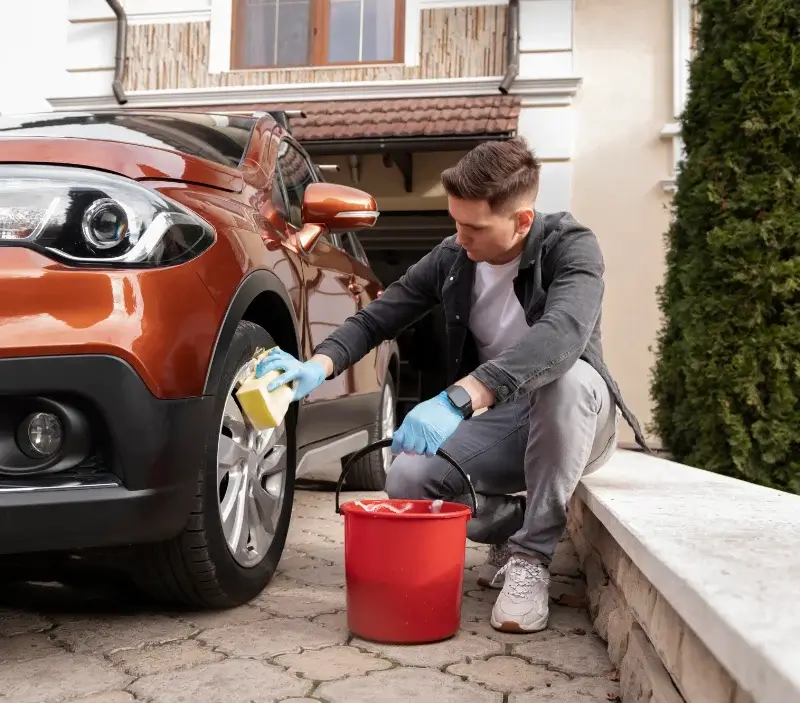 Lavage auto à domicile Saint-Aubin-du-Cormier : professionnel intervenant sur un véhicule